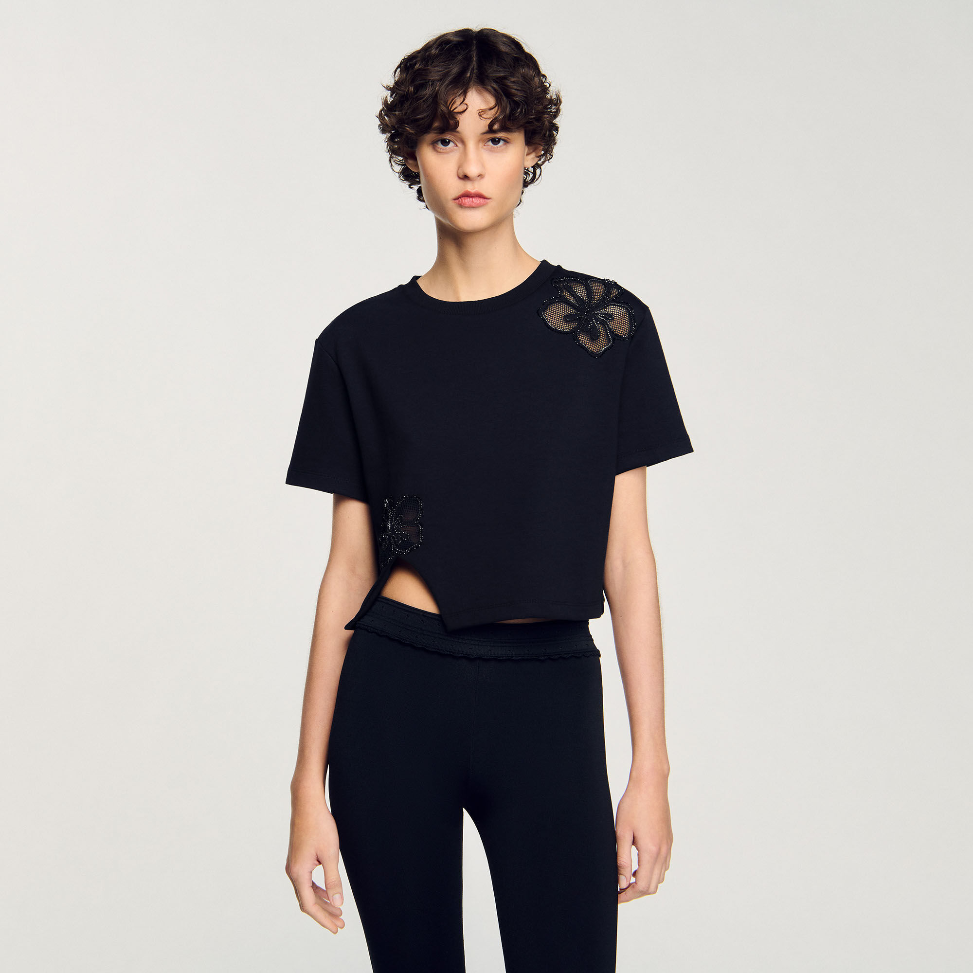 T-shirt geborduurde bloem